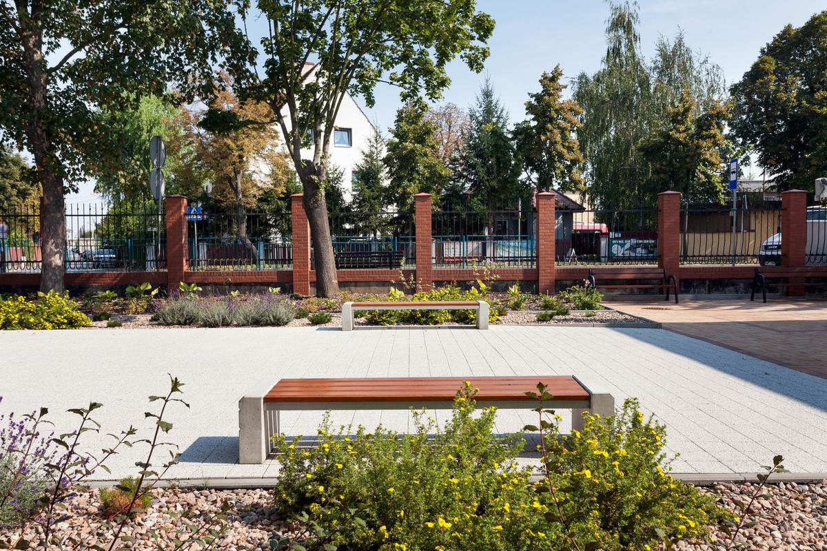 Elegancka betonowa ławka Classic z drewnianym siedziskiem