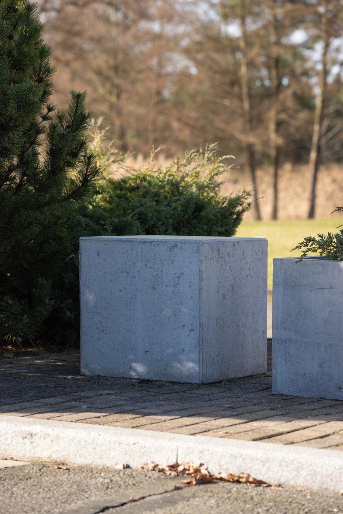 Uniwersalny design i szerokie zastosowanie Minimalistyczna forma siedziska w poł